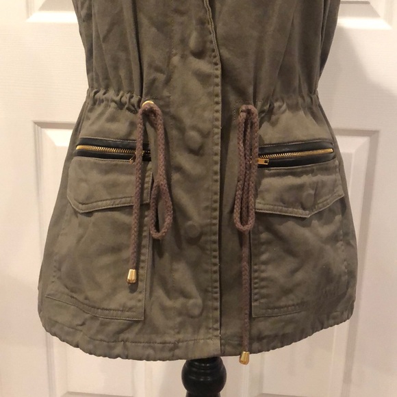 Utility vest with gold hard wear & leather detail - Picture 3 of 5